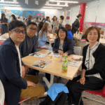 会場のテーブル席で交流を楽しむ参加者たちの様子