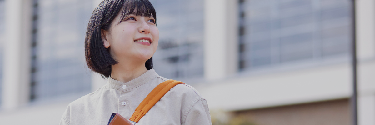 前向きな表情で空を見上げる女性